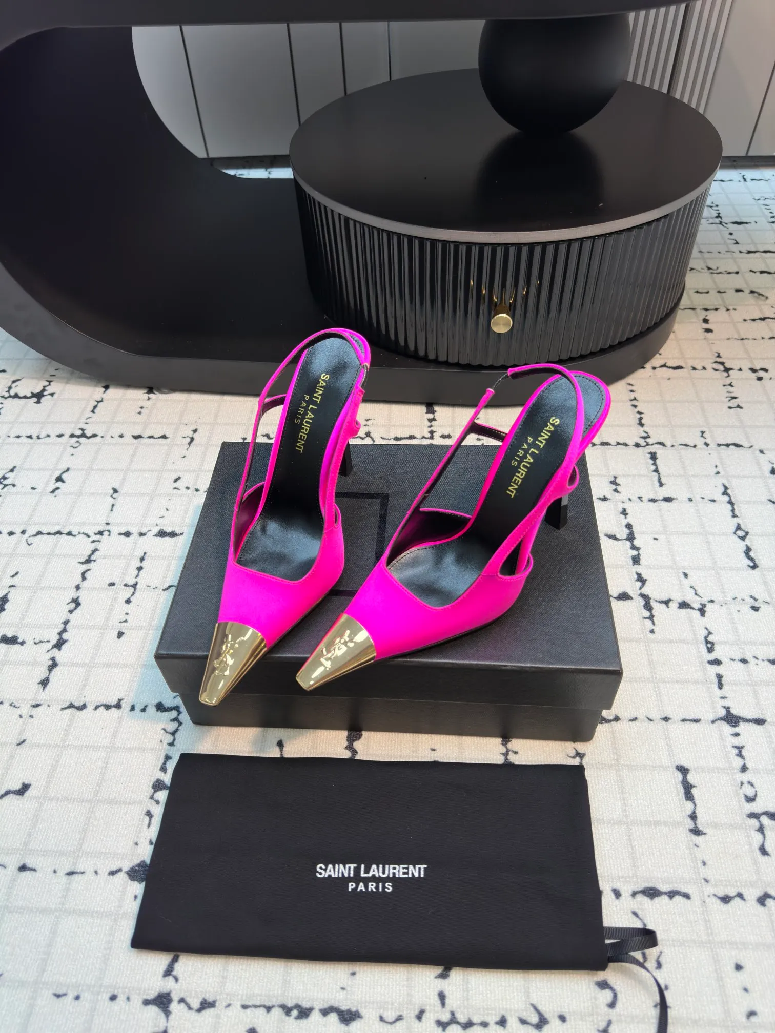 👟👟Ex-factory price 560👟👟 laurent 2025 spring and summer new YSL small gold-toed high heels, very stable on the foot, super heeling, feel free to buy! The heel is custom-made from a new mold. It is an exclusive heel. The height is the same as the original one to distinguish various incorrect versions! High-end sexy, ysl still understands women best❤️ Upper: Silk Lining: Sheepskin Sole: Italian genuine leather outsole Size: 35/40 (40 is custom-made and cannot be returned or exchanged)